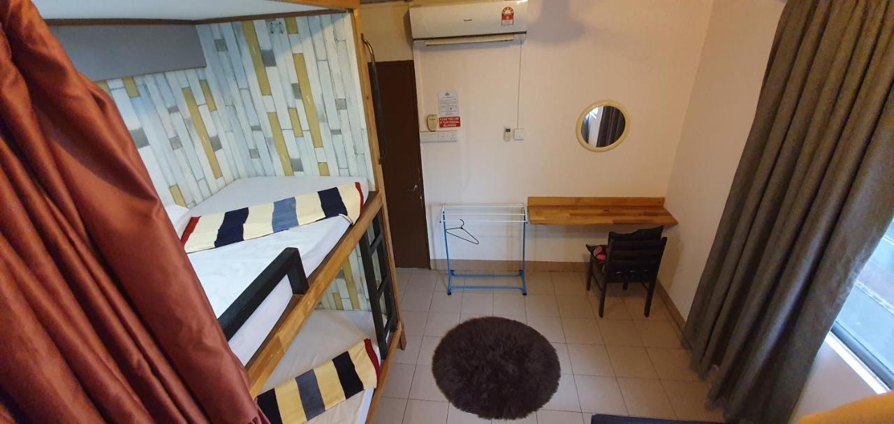 Escape Backpackers Kk Vandrehjem Kota Kinabalu Eksteriør billede
