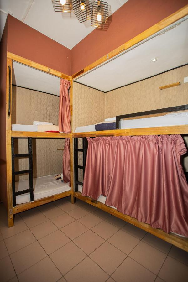 Escape Backpackers Kk Vandrehjem Kota Kinabalu Eksteriør billede